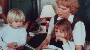 Mia Farrow z dziećmi Fot. Materiały prasowe 